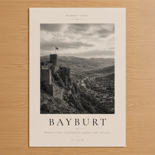 Bayburt kalesi'nin siyah beyaz fotoğrafını gösteren minimalista tasarımlı duvar tablosu.