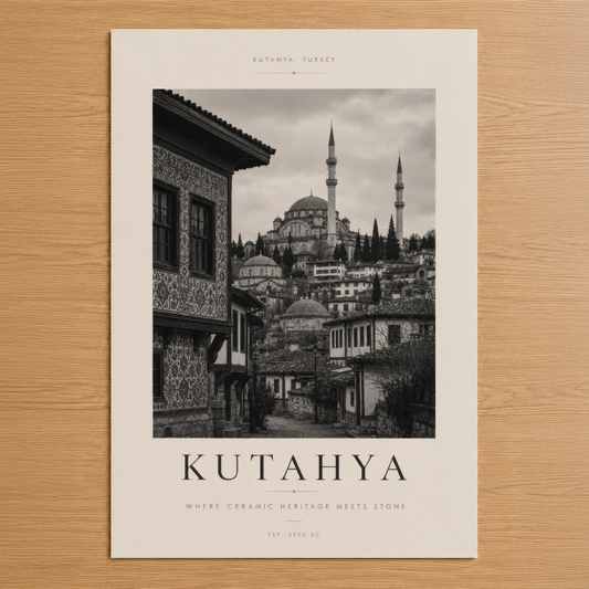 Kütahya şehrinin tarihi mimarisini siyah-beyaz fotoğrafik tarzda gösteren, seramik mirası temalı minimalist tasarım poster.