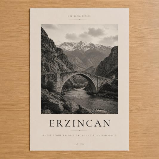 Erzincan'ın ikonik taş köprüsü ve karlı dağlarını gösteren minimalist siyah-beyaz poster, şık tipografiyle.