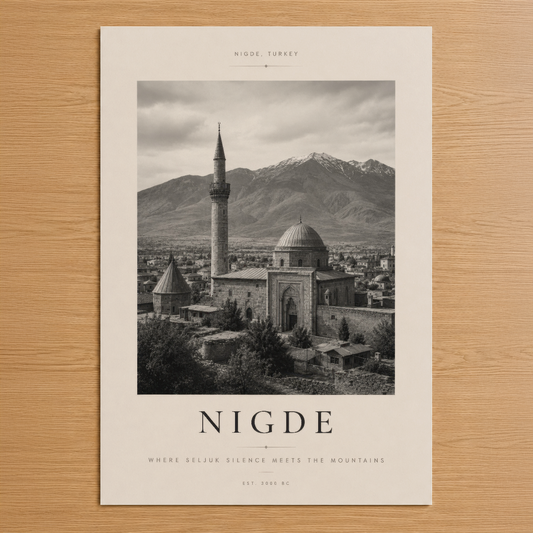 Nigde poster, Selçuk mimarisinin sakin güzelliğini dağ manzarasıyla birleştiren siyah beyaz tasarım.