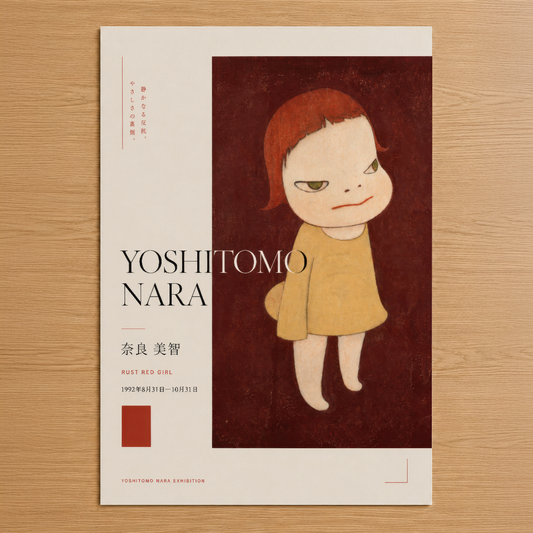 Yoshitomo Nara'nın ikonik eseri, sarı elbiseli kızıl saçlı karakterin minimalist portresi, vintage sergi posterinin