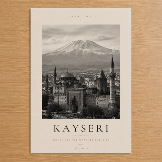 Kayseri şehrinin ikonlaştırılmış portresi, arka planda karlı Erciyes Dağı ile monokrom vintage poster.