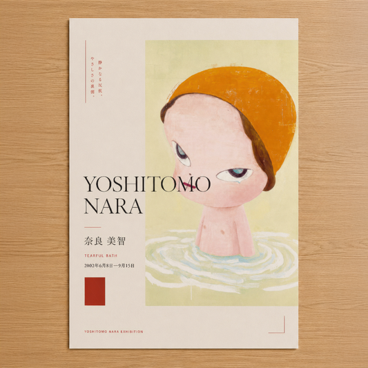 Yoshitomo Nara sergisi afişi, minimalist tasarımda turuncu şapkalı figür ve sakin renk paleti ile Japon sanat estetiği.
