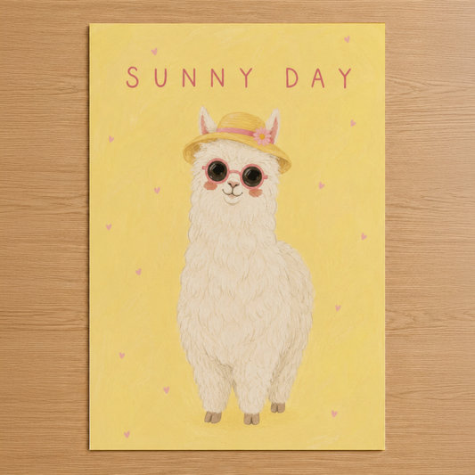 Sarı zemin üzerinde gözlük ve şapka takan sevimli beyaz alpaka figürü, pembe kalpler arasında neşeli Sunny Day yazısı.