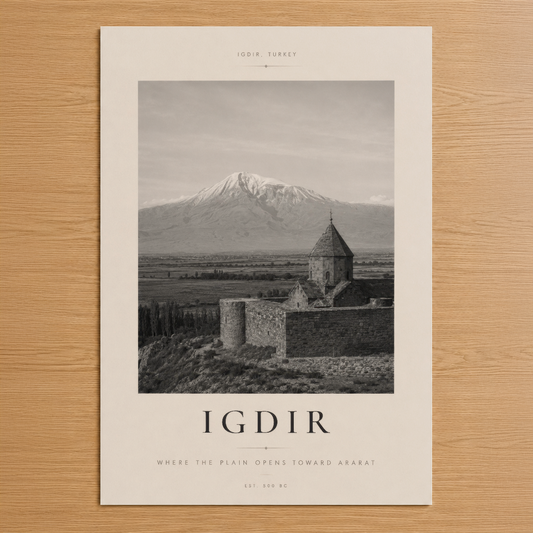 İğdır'ı çevreleyen Ararat Dağı'nın hüzünlü güzelliğini siyah beyaz sanat posterinde keşfedin.
