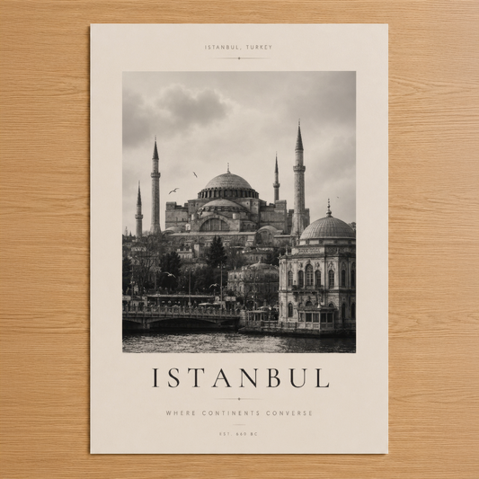 İstanbul'un ikonik minareleri ve kubbelerinin siyah-beyaz fotoğraf tarzı posteri, minimalist tasarımla zarif bir şekilde