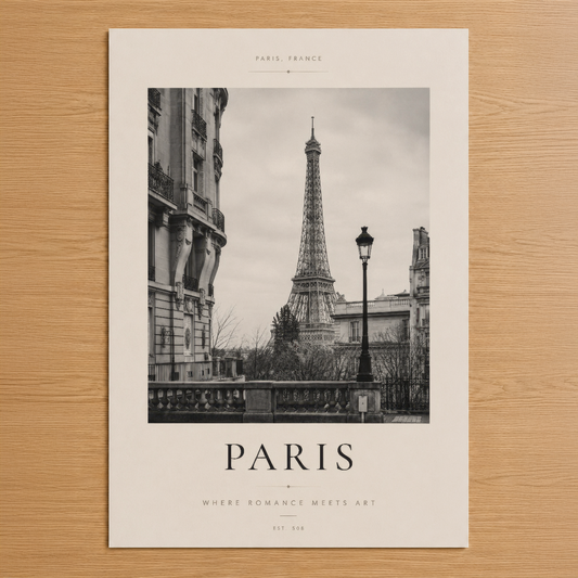 Eiffel Kulesi ve Paris mimarisinin yer aldığı siyah beyaz şehir tablosu, zarif tipografi ve minimalist tasarımıyla.