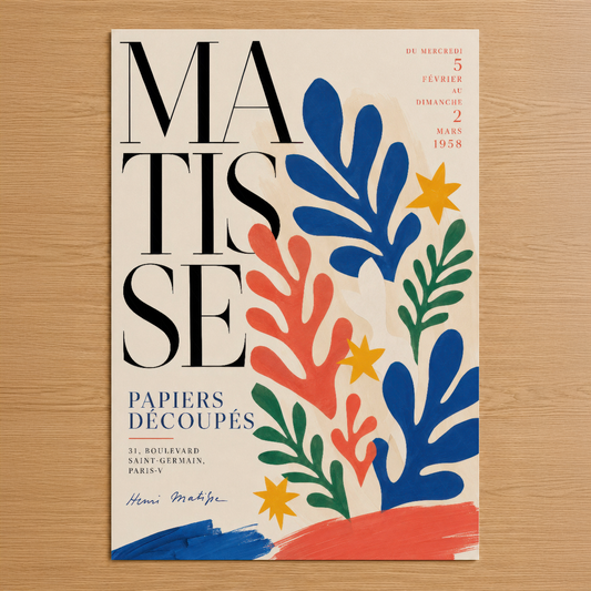Matisse Papiers Découpés sergisi afişi, canlı mavi, kırmızı ve yeşil kesme kağıt botanik formlarıyla Modernist sanat eseri.