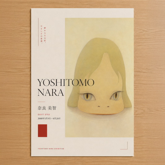 Yoshitomo Nara sergisi posteri, yumuşak sarı tonlarında minimalist bir portre tasarımı, Japanese sanat geleneği ve çağdaş