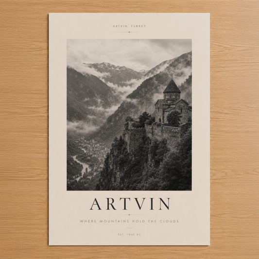 Artvin Kalesi'ni dramatik siyah-beyaz fotoğrafla gösteren minimalist tasarım poster, dağlar arasında bulutlar içinde.
