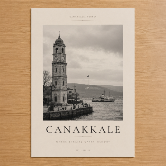 Çanakkale boğazının ikonik saat kulesini gösteren nostaljik siyah beyaz poster, minimalist tasarım ve şiirsel metin
