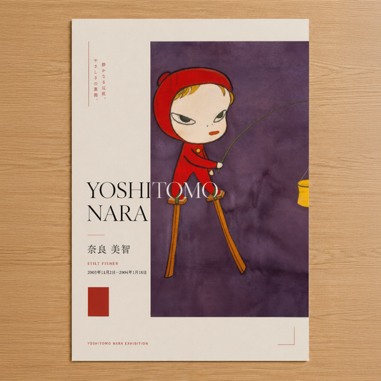 Yoshitomo Nara sergisi posteri, kırmızı çorapla duran kawaii karakterin canlı tasarımı, Japon sanatının modern yorumu.