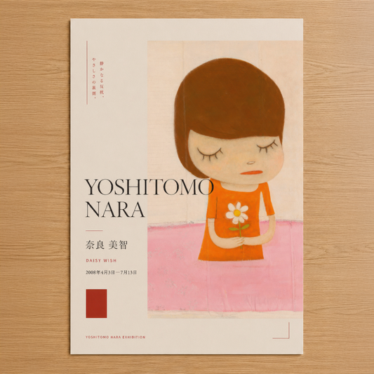 Yoshitomo Nara sergisi posteri, kahverengi saçlı kız figürü ve papatya desenli turuncu elbise, sakin ve minimalist Japon