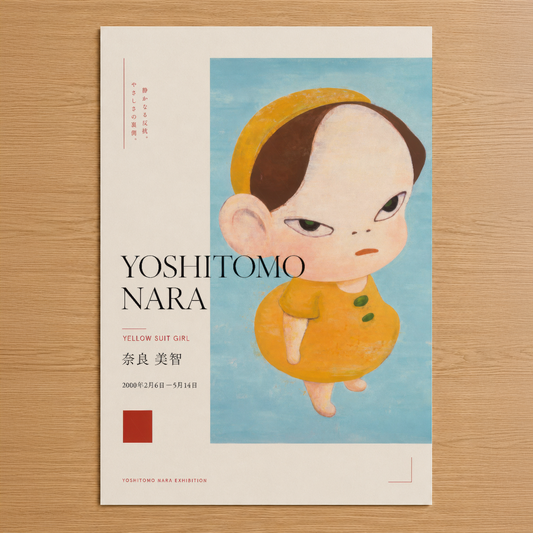 Yoshitomo Nara'nın ikonik Yellow Suit Girl tablosu, sarı elbiseli küçük kızın etkileyici portresiyle minimalist galeri afişi