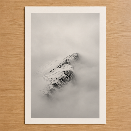 Sisli dağ tepesi, minimalist siyah beyaz fotoğraf sanat baskısı, modern duvar dekorasyonu.