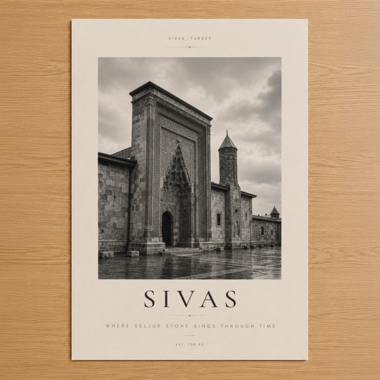 Sivas'ın tarihi mimarisini siyah-beyaz fotoğrafla sunan minimalist poster, zamanın taşıyla söylenmiş hikayesi.