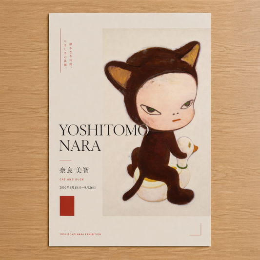 Yoshitomo Nara'nın ikonik kedi-ördek karakterini gösteren minimalist sanat baskısı, kuramsallaştırılmış Japonca metinler ve