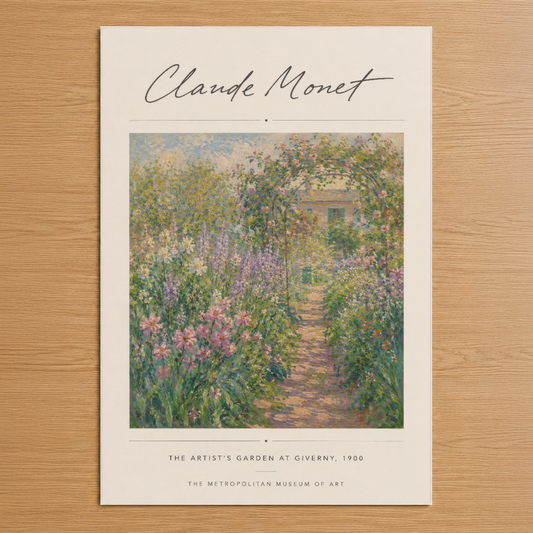 Monet'nin ünlü Giverny bahçesi tablosu, pembe ve mor çiçeklerle süslü yeşil tüneli gösteren sanat posteri.