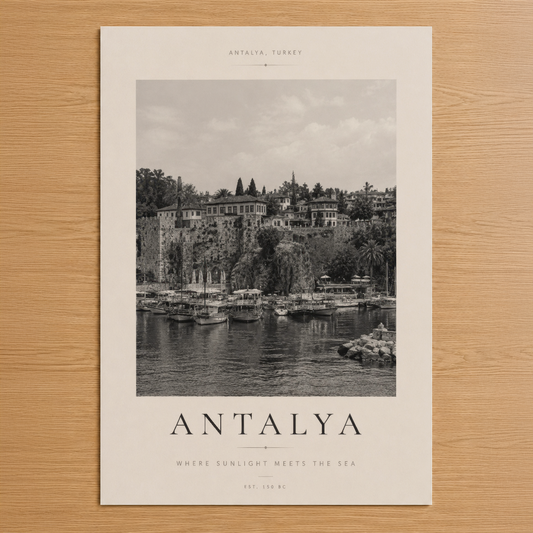 Antalya siyah-beyaz posteri, deniz kıyısındaki tarihi mimarisi ve tekneleriyle sessiz bir güzellik sunuyor.
