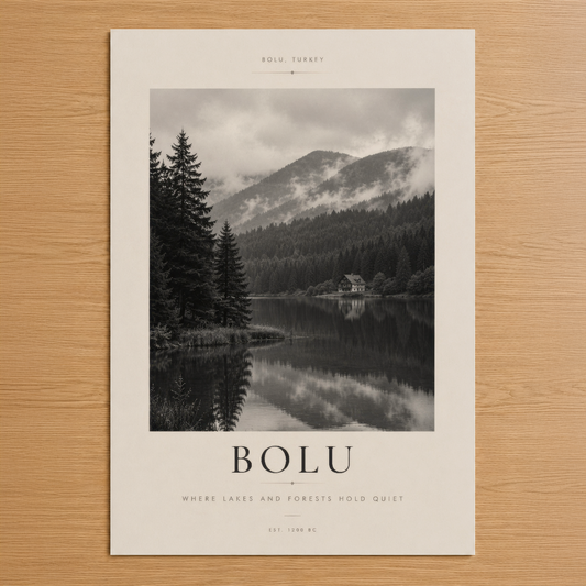 Bolu'nun sisli dağlarını ve yansıyan gölünü gösteren, minimalist tasarımlı siyah beyaz doğa tablosu.