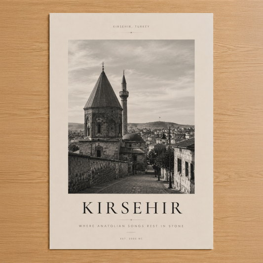 Kişehir, Türkiye'nin tarihi mimarisi siyah beyaz sanat tablosu, minimalist tasarımla sunulan Anadolu şehri kesiti.