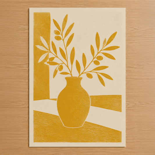 Altın sarısı çiçek vazosu ve yapraklar motifli, minimalist sanat tablosu, krem zemin üzerinde.