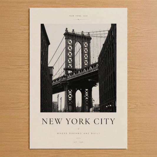Manhattan Köprüsü'nün ikonik siyah-beyaz fotoğrafı, minimalist tasarım ve 'Rüyalar Burada İnşa Edilir' sloganıyla New York
