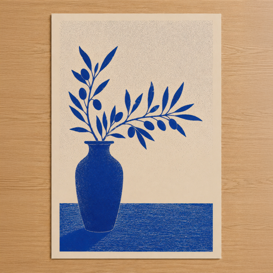 Kobalt mavi vazo ve zarif yapraklardan oluşan minimalist sanat baskısı, krem tonunda zemin üzerine.