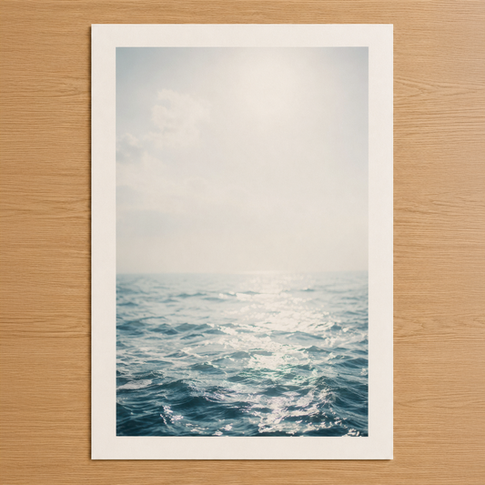 Sakin deniz dalgaları ve açık gökyüzünün yer aldığı minimalist deniz manzarası tablosu.
