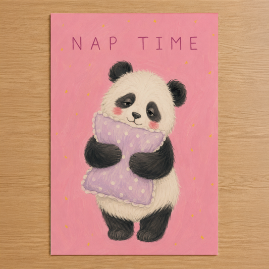 Pembe zemin üzerine uyku başlığı yazan, mor battanıya sarılı sevimli panda karakterinin ilustrasyon tablosu.