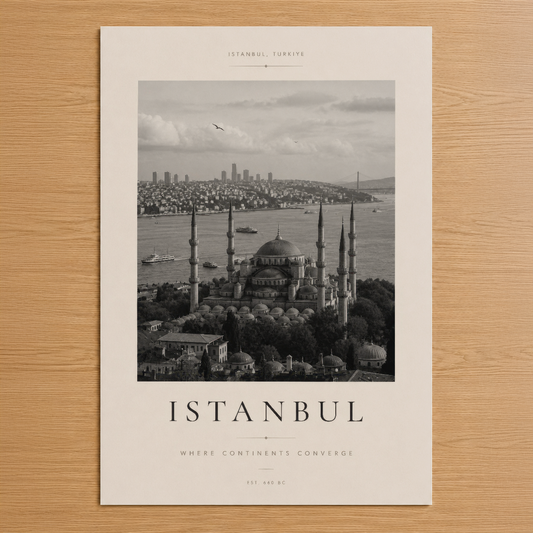 İstanbul'un ikonik Sultanahmet Camii'ni ve Boğaz manzarasını siyah beyaz sanatsal tarzda sunan minimalist duvar tablosu.