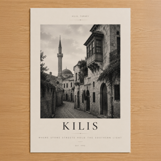 Kilis'in tarihi taş sokakları ve minare silüetini gösteren siyah-beyaz poster, zarif tipografi ile tasarlanmış.