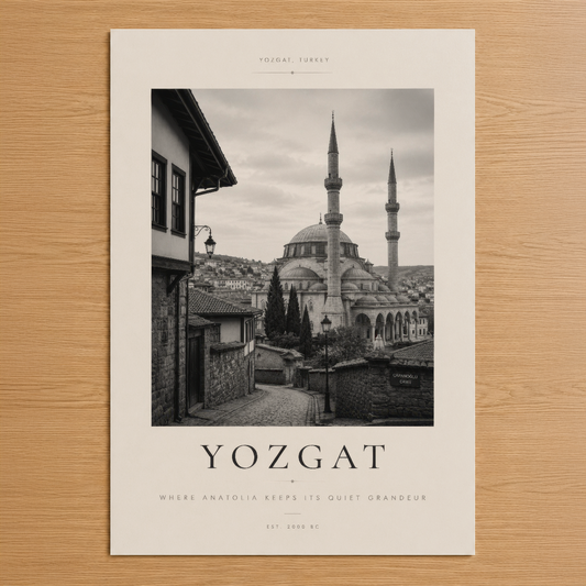 Yozgat'ın tarihi sokakları ve İslami mimarisi siyah-beyaz sanat posterinde, nostaljik estetikle Anadolu'nun sessiz