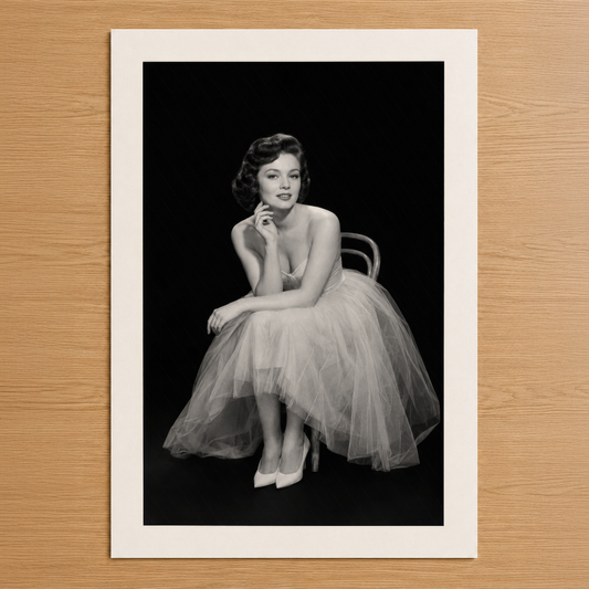 1950'ler Hollywood tarzında, siyah zemin üzerinde zarif tulle eteğiyle oturan kadın portresi siyah-beyaz poster baskı.