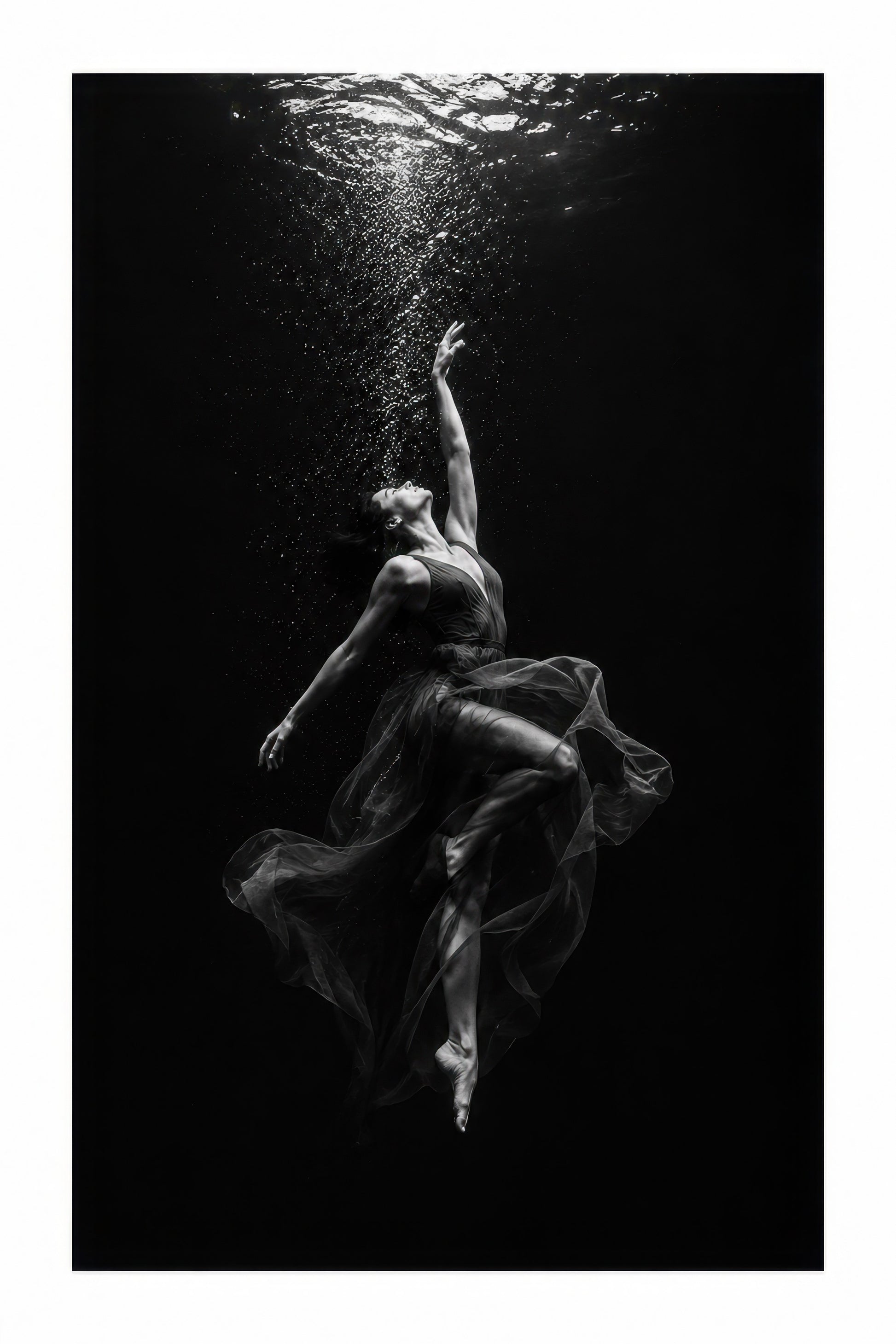 Siyah Beyaz Su Altı Dansçı Minimalist Duvar Tablosu