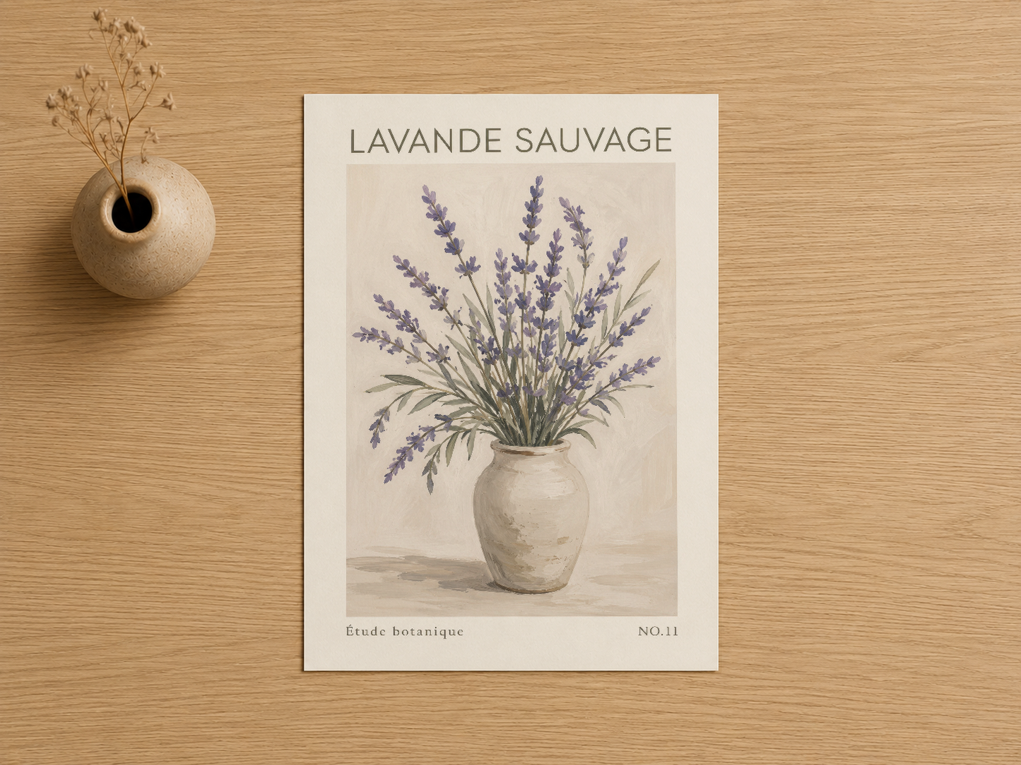 Mor lavanta çiçekleriyle dolu beyaz seramik vazo tasvir eden Lavanta Sauvage botanik tablou, sanat derlemesinden NO.11.