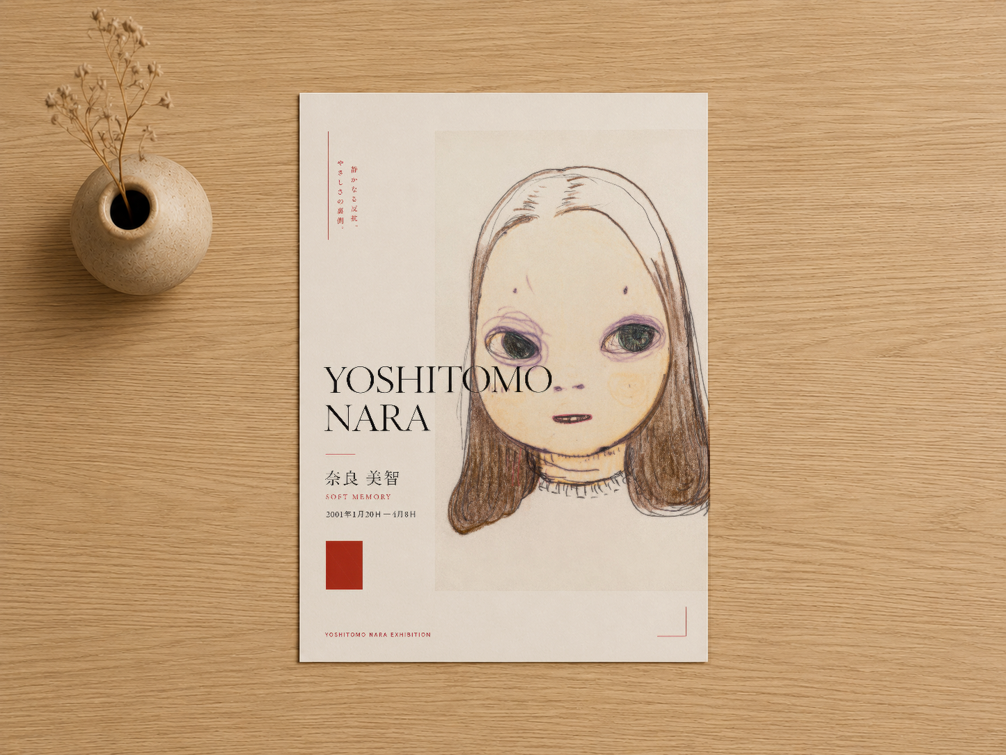 Yoshitomo Nara karakteri temalı sanat poster, net çizgileri ve kültürel detaylarıyla, ahşap zemin üzerinde.