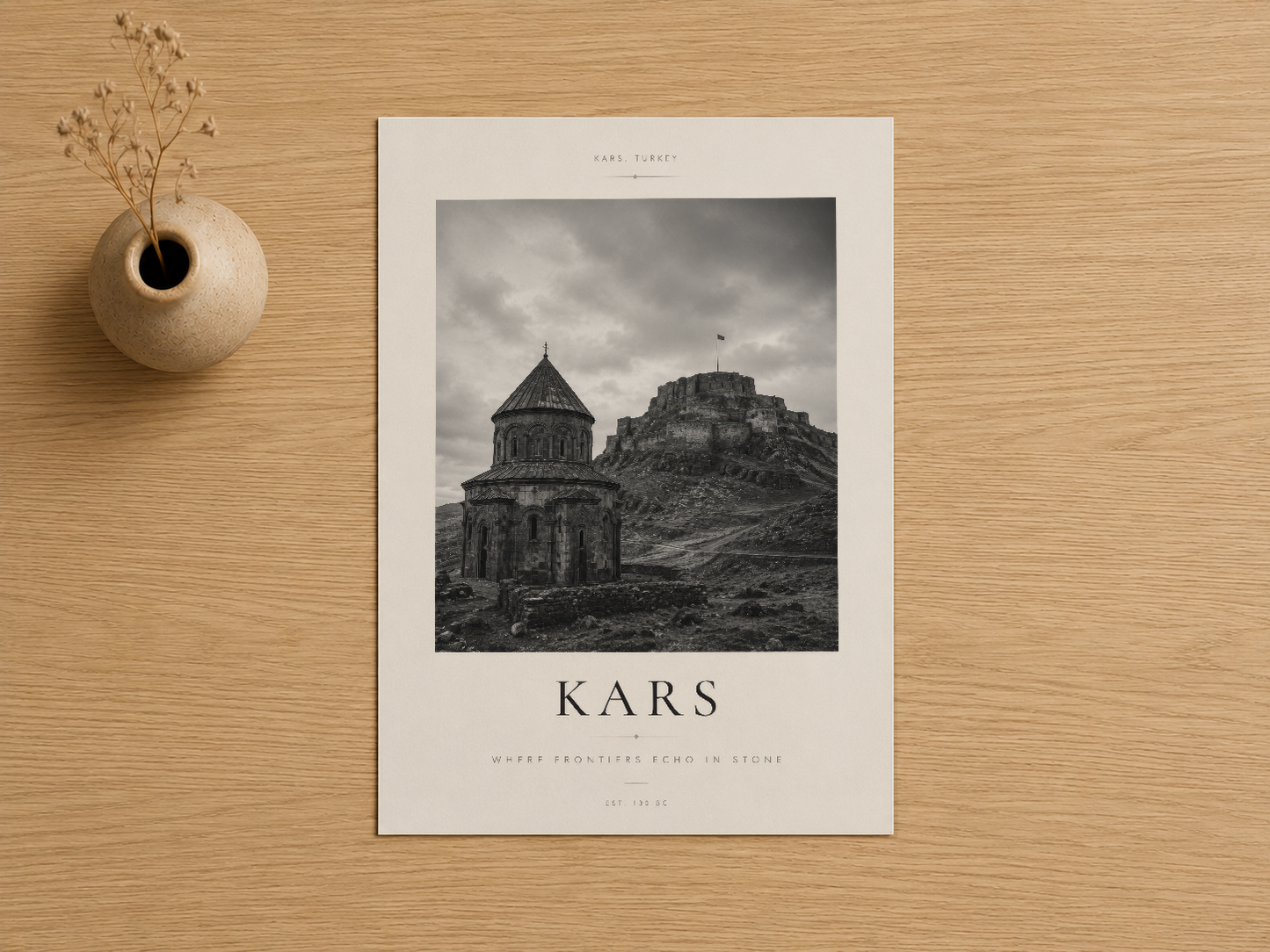 Kars arkeolojik sitesi siyah-beyaz baskı, sakin ve zaraflı tasarım.