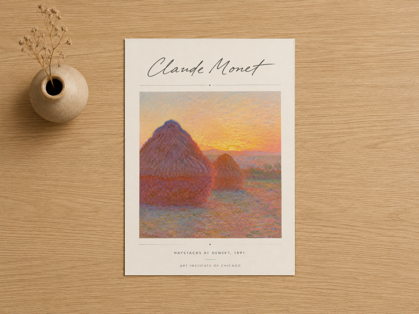 Claude Monet imzalı Güneşbatısındaki Samanlıklar tablosu, sıcak tonlar ve çiçek vazosu ile.