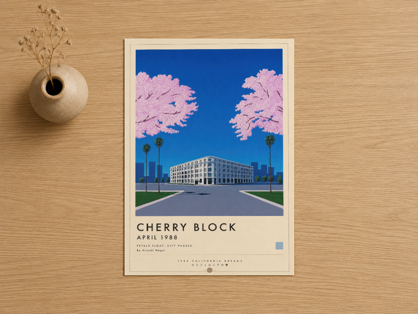 Cherry Block duvar tablosu, 1988 tarihli şehir sahnesi, parlak mavi zemin ve simetrik pembe ağaç motifine sahip retro poster.