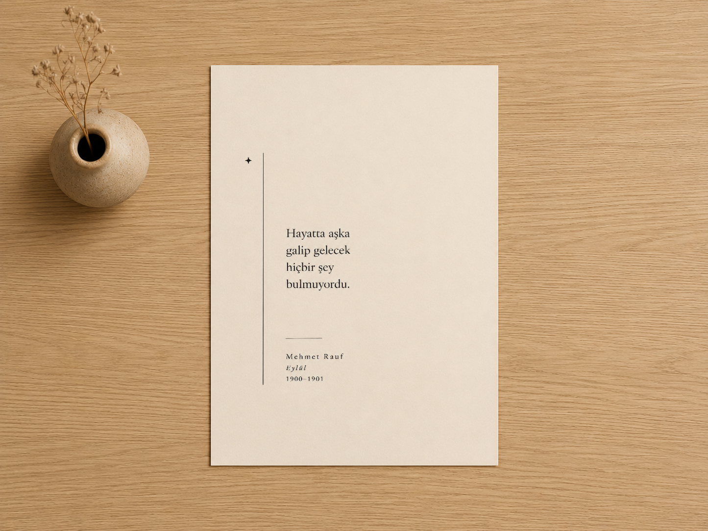 Türkçe metin içeren minimalist poster, çiçek vazosu yanında ahşap masada görseli.