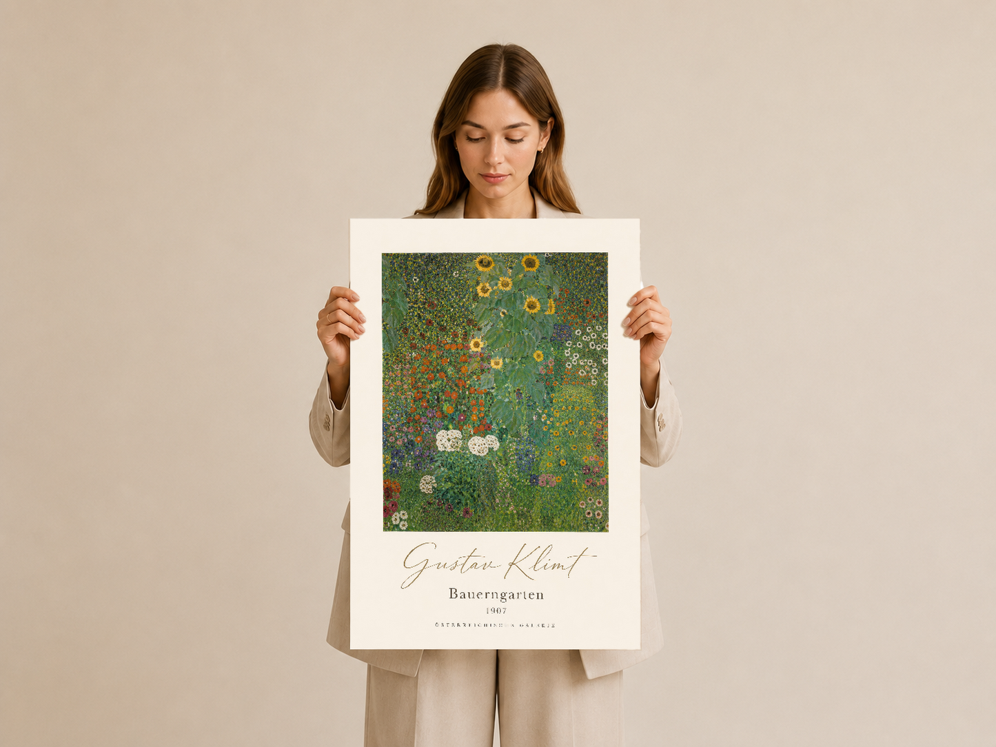 Klimt'in Bauergarten eserini merkezine alan zarif beyaz çerçeveli sanat tablosu, doğal ve rahat tasarımda görev yapıyor.