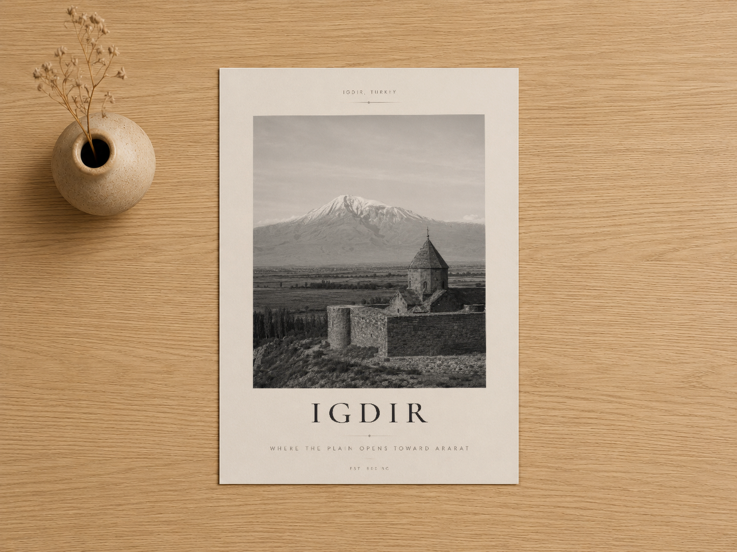 Iğdır poster baskısı, siyah beyaz arşiv fotoğrafıyla Ağrı Dağı ve antik kilise sahnesi.