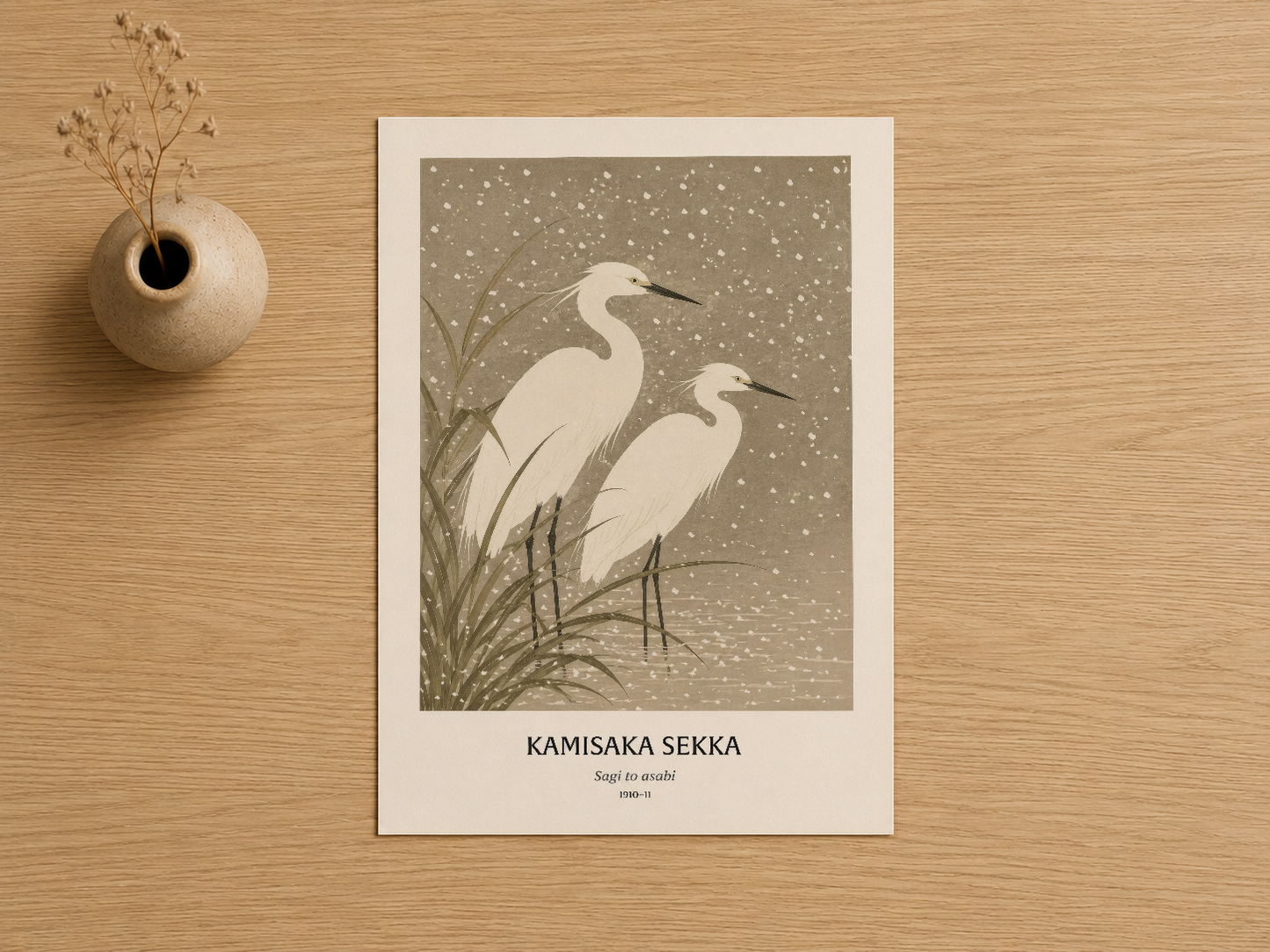 Beyaz çerçevede, Japanese sanat tarzında iki leylek ve su bitkileri motifli baskı poster.