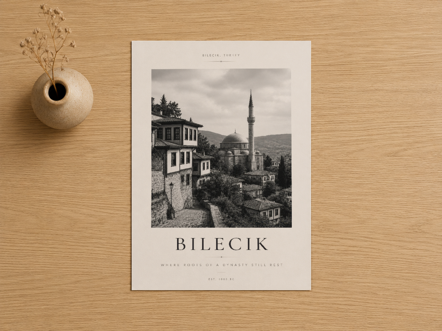 Bilecik'in otantik yapılarını ve minareyi gösteren siyah beyaz sanat baskısı, vintage estetikle sunulan tablo.
