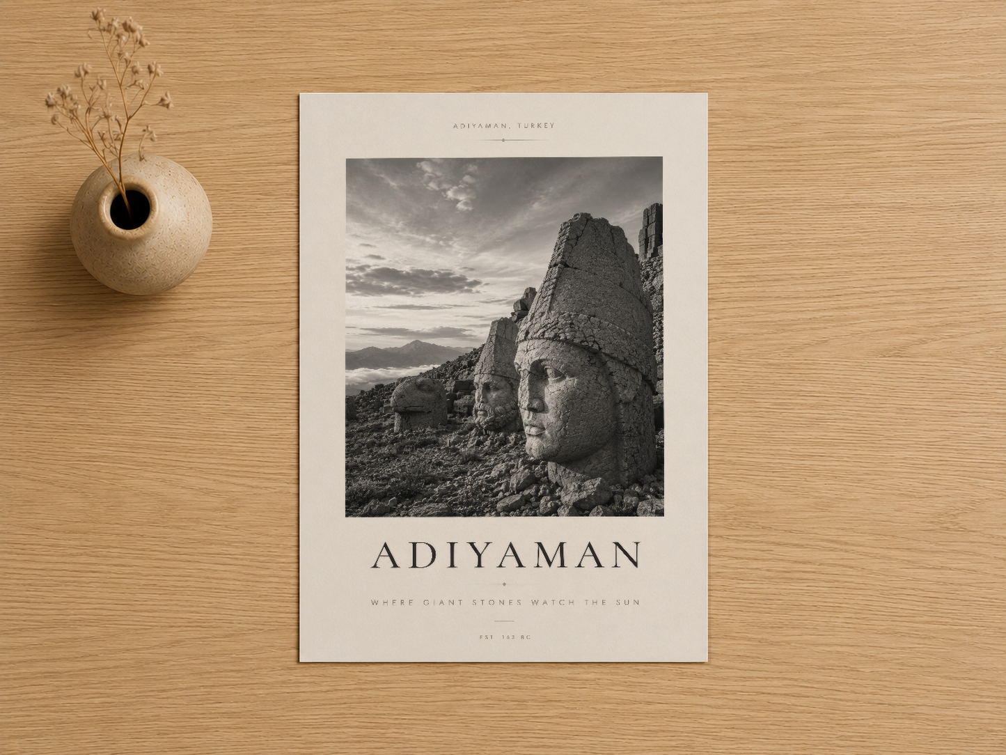 Adiyaman heykeli manzarasını gösteren siyah beyaz sanat baskı, krem renkli poster çerçevesi ile hazır sergileme.