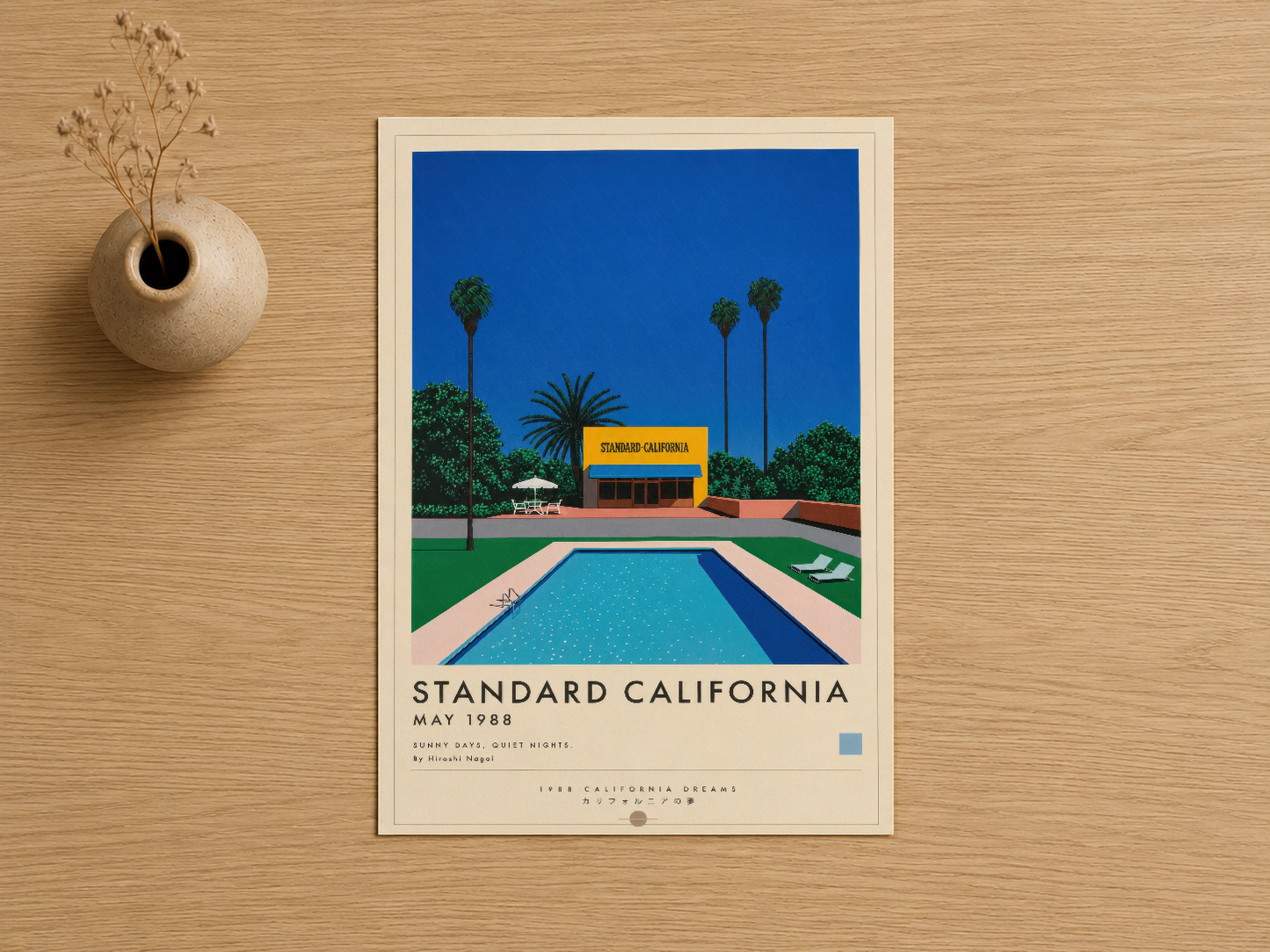 1988 tarihli California vintage poster, mavi gökyüzü, turkuaz havuz ve ikonik mimari tasarım.