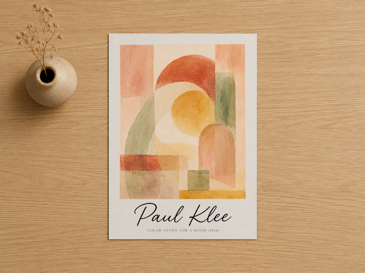 Paul Klee imzalı, terrakotta ve sarı tonlarında soyut geometrik sanat baskısı, ahşap masada gösterilmiş.
