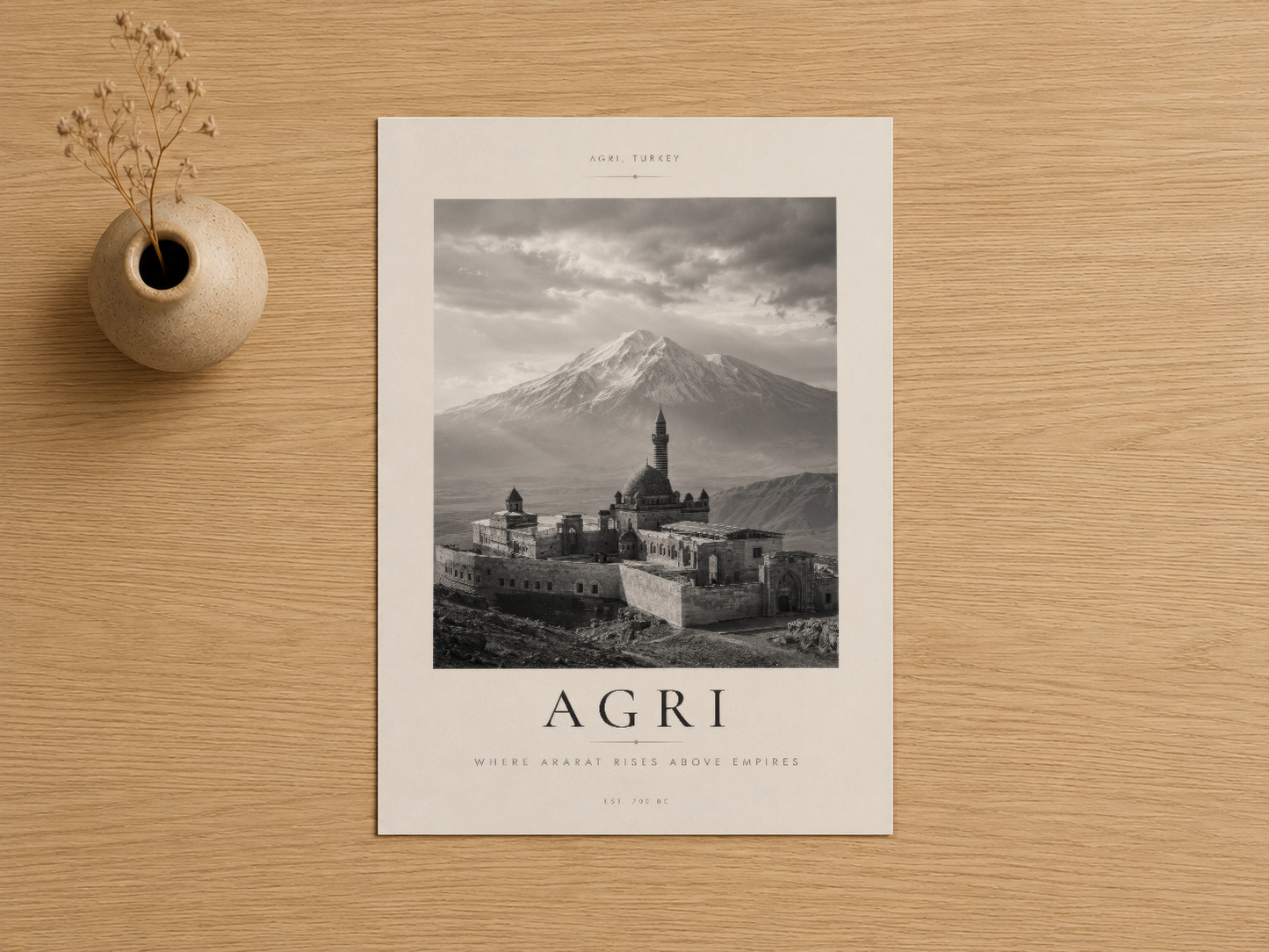 Ağrı Dağı'nın ikonlaştırılmış siyah beyaz fotoğrafı şık poster formatında sunuluyor.