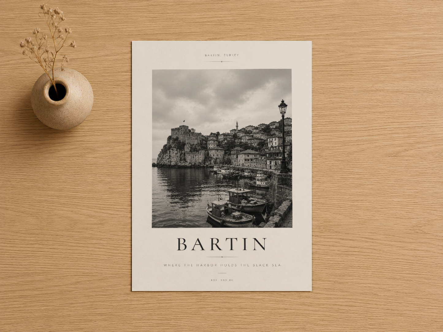 Bartin limanı manzarası, tipografik detaylarla çerçevelenmiş siyah beyaz sanat baskısı.